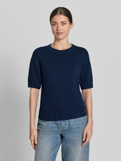 Frauenmodel trägt Strickpullover mit 1/2-Arm von Fynch-Hatton in Dunkelblau, Reine Baumwolle, Regular-Fit, Rundhalsausschnitt, Ganzkörperansicht von vorne.