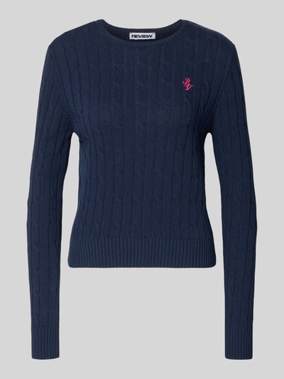 Produktfoto, Strickpullover mit Zopfmuster und Label-Stitching von REVIEW in Dunkelblau, Baumwoll-Mix, Regular-Fit, Rundhalsausschnitt