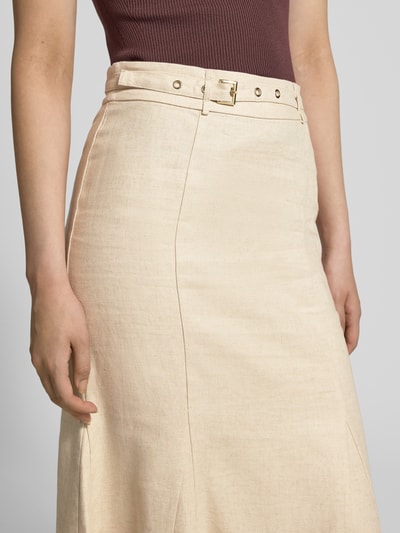 Frauenmodel trägt Midirock mit Gürtel Modell 'RYAN' von Guess aus reiner Viskose in A-Linie, cremefarbene Textur, Nahaufnahme Oberkörper.
