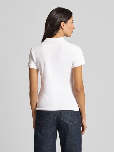 Frauenmodel trägt Poloshirt mit Knopfleiste von Polo Ralph Lauren aus Baumwoll-Elasthan-Mix, Slim Fit, Hemdblusenkragen, Rückenlänge 55 cm, Ganzkörperansicht Rückansicht.