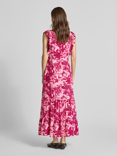 Frauenmodel trägt Midikleid aus Viskose mit Rüschen Modell 'Samo' von LOLLYS LAUNDRY, rosa-rot gemustert, Allover-Look, Ganzkörperansicht Rückansicht.
