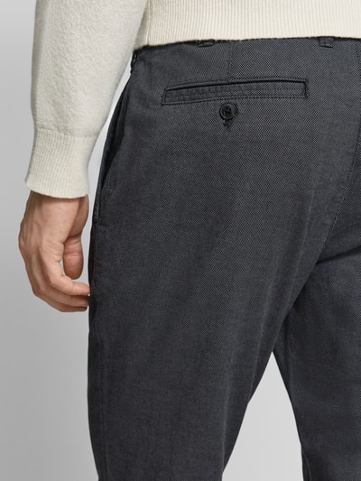 Männermodel trägt Stoffhose mit französischen Eingrifftaschen von MCNEAL aus Baumwoll-Elasthan-Mix, Gerader-Schnitt, Detailaufnahme Gesäßtasche