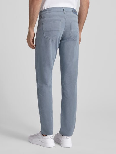Męski model nosi Slim Fit Spodnie materiałowe z 5 kieszeniami Model 'Cadiz' od Brax, mieszanka bawełny z dodatkiem streczu, jasnoniebieskie, zapięcie na guzik i zamek błyskawiczny, widoczna struktura materiału, długość nogawek 82 cm, szerokość pasa 42 cm, całkowity tylny widok.