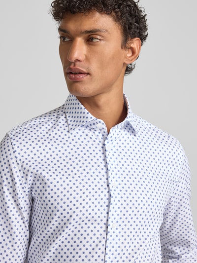 Männermodel trägt Slim Fit Business Hemd aus Baumwolle mit Kentkragen von SEIDENSTICKER, weiß-blau gemustert, Nahaufnahme Oberkörper, Reine Baumwolle, Knopfleiste, Rückenlänge 79 cm, Schulterbreite 42 cm, Ärmellänge 68 cm, Größe 40.