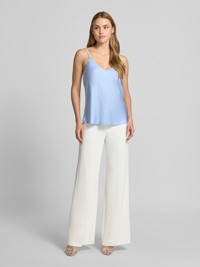 Frauenmodel trägt Top mit V-Ausschnitt und Spaghettiträgern von Rinascimento, hellblau, Satin, lockerer Schnitt, Ganzkörperansicht von vorne.