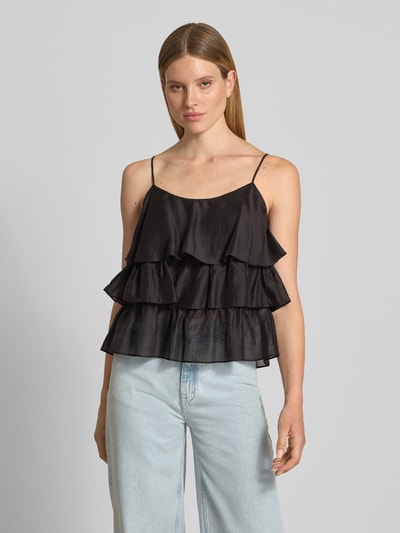 Frauenmodel trägt Regular Fit Top aus Lyocell-Mix von JAKE*S STUDIO WOMAN in Schwarz mit Rüschenbesatz und Spaghetti-Träger, Ganzkörperansicht von vorne. Rückenlänge 35 cm bei Größe 36.