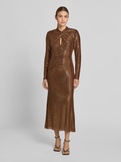 Frauenmodel trägt Maxikleid mit Allover-Ziersteinbesatz von Self-Portrait in Braun, taillierte Passform, Stehkragen, Schlüsselloch-Ausschnitt, Langärmelig, Elastischer-Material-Mix, schimmernde Textur, Gesamtlänge 138 cm, Brustweite 43 cm, Taillenweite 34 cm. Ganzkörperansicht von vorne.