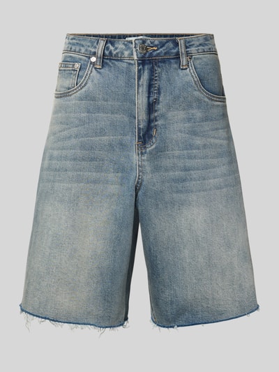 Produktfoto, Wide Leg Jeansshorts im 5-Pocket-Design von Gestuz aus elastischem Baumwoll-Mix in mittelblauer Waschung, ausgefranster Saum.