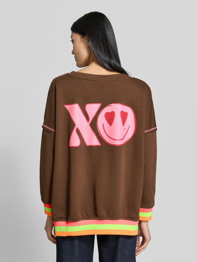 miss goodlife Oversized Sweatshirt aus reiner Baumwolle Modell 'XO Heartface' Mittelbraun 5