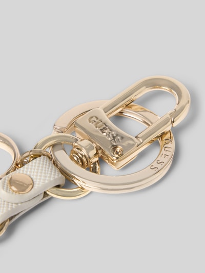 Produktfoto, Schlüsselanhänger mit Logo-Detail Modell 'Gilda' von GUESS in Leder-Optik mit goldfarbenem Schlüsselring und strukturierten Oberflächen. Damen Schlüsselanhänger, Nahaufnahme Detailaufnahme.