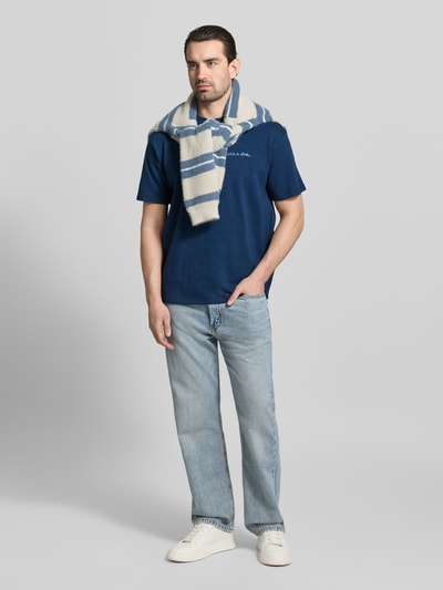 Männermodel trägt T-Shirt mit Label-Stitching von Scotch & Soda aus Reine Baumwolle, Regular-Fit, Rundhalsausschnitt, Jeans, Ganzkörperansicht von vorne.