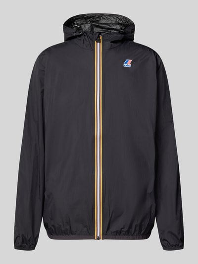 Produktfoto, schwarze Regular Fit Jacke mit Kapuze, Modell 'Le Vrai' von K-WAY, Logo-Print, glatte Textur, gelb-blauer Reißverschluss, Rückenlänge 72 cm, Schulterbreite 47 cm, Brustweite 59 cm, Ärmellänge 69 cm