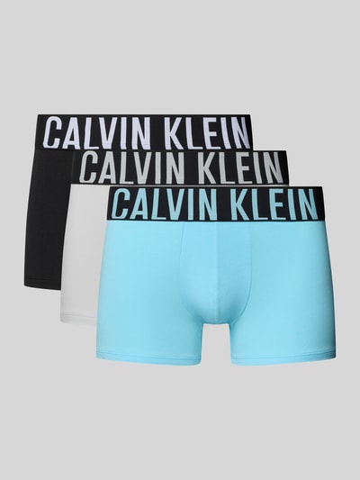 Produktfoto, Trunks im 3er-Pack mit elastischem Logo-Bund von Calvin Klein, körpernahe Herrenunterwäsche aus Baumwoll-Mix mit Stretch, schwarze, weiße und hellblaue Farben, klare Linien und glatte Textur