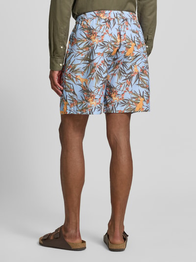 Männermodel trägt Regular Fit Shorts aus Lyocell-Baumwoll-Mix von Armedangels, Optik:Allover-Muster, Bundabschluss: elastisch, Ganzkörperansicht Rückansicht.