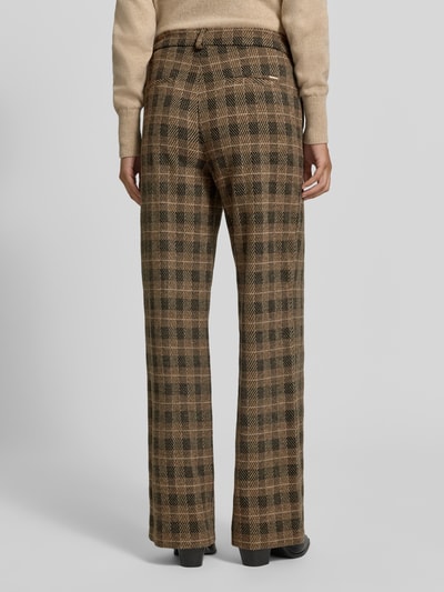 Vrouwenmodel draagt wijdte broek met viscose model 'MAINE' van Brax, ruitpatroon in bruin- en beigetinten, Dames Weite Hose van Brax, volledig achteraanzicht