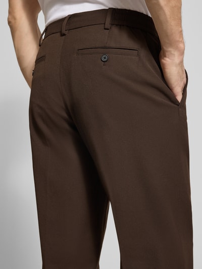 Männermodel trägt Regular Fit Chino mit Viskose-Anteil von Selected Homme, Optik: Unifarben, Twill, Gesäßtaschen, Material-Mix, Detailaufnahme Rückansicht.