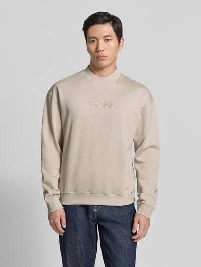 Männermodel trägt Sweatshirt mit Rundhals von BOSS in Optik: Unifarben, Regular-Fit, Logo-Stitching, Material: Reine Baumwolle, Ganzkörperansicht von vorne.