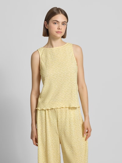 Frauenmodel trägt Regular Fit Tank Top mit Allover-Muster Modell 'FLORA' von Pieces in Gelb, floral, Plissee, Rundhals, breite Träger, Ganzkörperansicht von vorne.