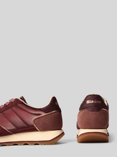 Produktfoto, Sneaker aus Leder-Mix mit Logo-Detail von Blauer USA, abgerundete Passform, Schnürverschluss, profilierte Sohle, bordeauxfarbene Töne, verschiedene Leder-Texturen, Absatzhöhe 4 cm, Schafthöhe und Schaftweite 9 cm, neutraler Hintergrund.