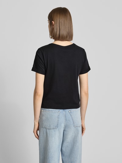 Frauenmodel trägt Regular Fit T-Shirt aus reiner Baumwolle Modell 'DORA LIFE' von Only in Schwarz, unifarben, Rückansicht Ganzkörperansicht.