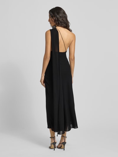 Frauenmodel trägt schwarzes Midikleid mit Neckholder, tailliertem Schnitt, Raffungen, One-Shoulder-Träger, blickdichtem Unterkleid, Modell 'EVA' von Mango, Ganzkörperansicht Rückansicht.