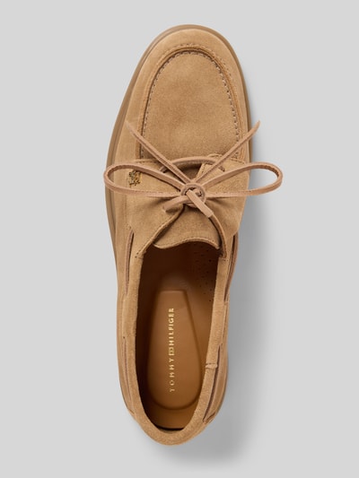 Productfoto, Bootsschuhe aus echtem Veloursleder van Tommy Hilfiger, beige unikleur, afgeronde neus, blokhak, metalen logo-applicatie, vetersluiting, gestructureerde zool, suède textuur, echt leren materiaal