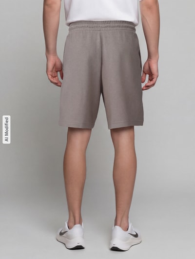 PUMA Performance Relaxed Fit Sweatshorts aus Baumwoll-Mix 'ESS ELEVATED' Schlamm 5
