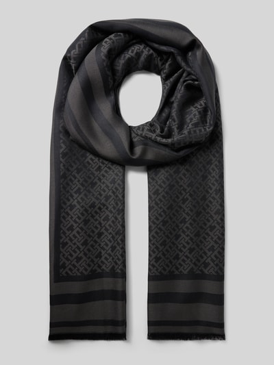 Produktfoto, Schal mit Logo-Muster von Tommy Hilfiger in dunklem Grau, Allover-Muster, kurze Fransen, weiche Modal-Textur