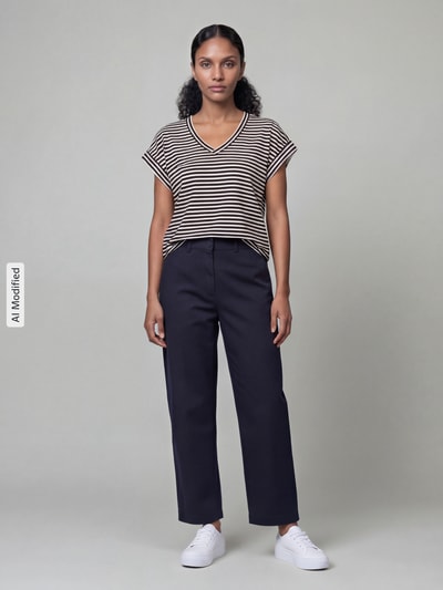 Frauenmodel trägt T-Shirt mit V-Ausschnitt von zero, Regular Fit, Blockstreifen, Baumwoll-Mix mit Stretch-Anteil, Ganzkörperansicht von vorne.