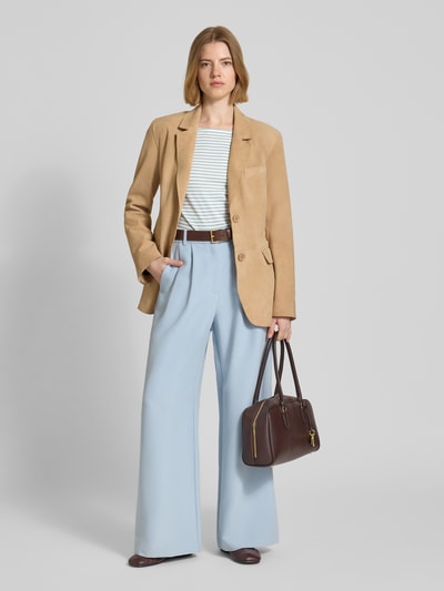 Vrouwenmodel draagt Regular Fit Longsleeve uit lyocellmix van Windsor, dames shirt met lange mouwen in beige en wit, 3/4-mouw, envelopehals, mix van lyocell en katoen, ruglengte maat 36: 59 cm, vooraanzicht hele lichaam.