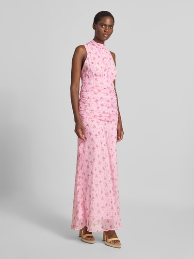 Frauenmodel trägt Maxikleid mit floralem Allover-Print Modell 'Dori' von Neo Noir in Rosa, taillierte Passform, Ganzkörperansicht von vorne.