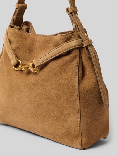 Produktfoto, Handtasche aus Rindsleder mit Karabiner Modell 'CHUS' von MANGO in hellbraun, goldener Karabiner, strukturierte Oberfläche