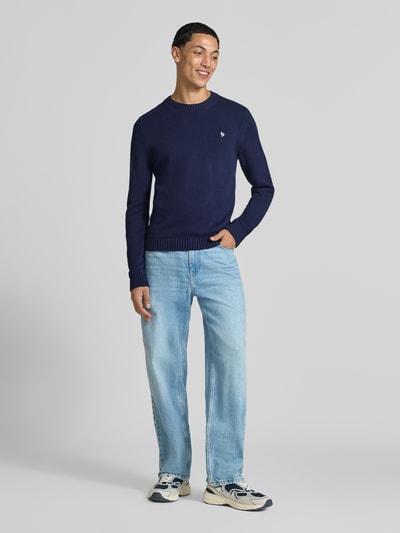 Männermodel trägt Strickpullover mit gerippten Abschlüssen von REVIEW, reine Baumwolle, navyblau, Rundhalsausschnitt, Ganzkörperansicht von vorne.
