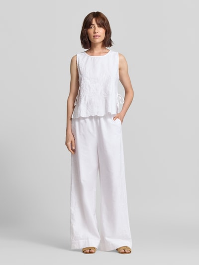 Frauenmodel trägt Blusentop mit Stitchings und seitlicher Schnürung Modell 'Kaelin' von Neo Noir aus Baumwolle, Regular Fit, Ganzkörperansicht von vorne.