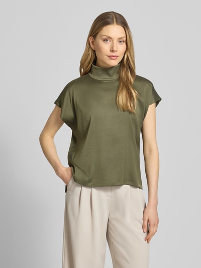 Kobiece model nosi Blusenshirt mit Stehkragen Modell 'ALARIA' od Drykorn, mieszanka materiałów z dodatkiem streczu, krój regular fit, długość tyłu w rozmiarze 36: 59 cm, odcienie oliwkowe i beżowe, gładka faktura, widok całej sylwetki z przodu
