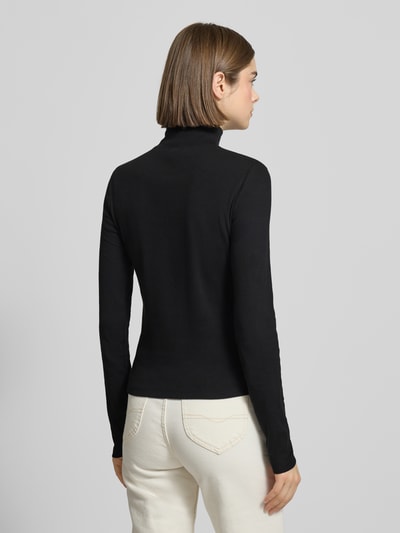 Vrouwenmodel draagt Turtleneck-Pullover met Label-Detail van Calvin Klein Jeans, zwart, mix van katoen en elastaan, nauwsluitend model, opstaande kraag, ruglengte maat S 56 cm, Ganzkörperansicht Rückansicht.