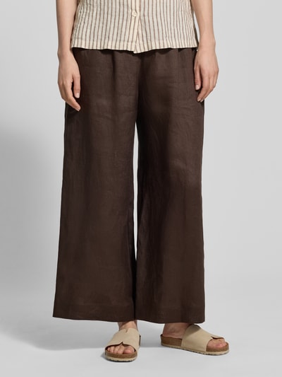 Frauenmodel trägt Culotte aus Leinen mit elastischem Bund Modell 'CANNETI' von MM by Max Mara in Braun, Wide Leg Fit, Nahaufnahme Unterkörper.