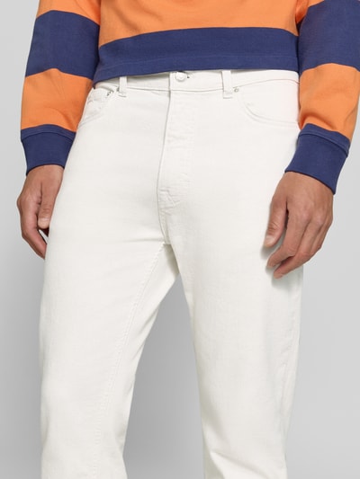 Männermodel trägt Straight Fit Jeans aus Baumwoll-Leinen-Mix von Marc O'Polo in Weiß, sichtbare Textur, Nahaufnahme Oberkörper, Herren Straight Fit Jeans von Marc O'Polo.