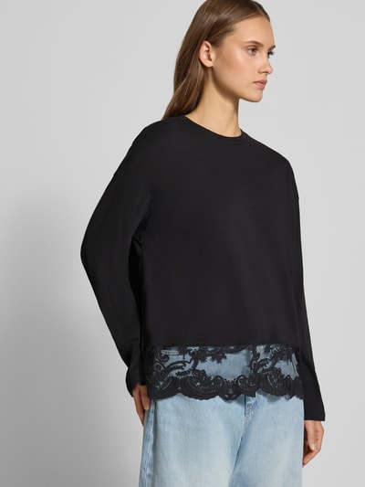 Vrouwenmodel draagt Regular fit shirt met lange mouwen uit puur katoen model 'VIVVI' van ONLY in zwart met kanten zoom, Dames, Ganzlichaamsaanzicht van voren