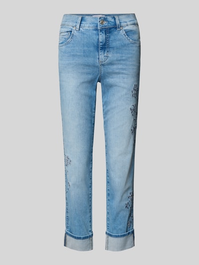 Produktfoto, Jeans in verkürzter Passform mit Stitchings Modell 'CIRA BOHO' von Angels, hellblauer Baumwoll-Mix, sichtbarer Umschlag, dezente Used-Optik, Damen Jeans, Stretch-Anteil, strukturierte Oberfläche, Bundweite 40 cm, Innenbeinlänge 66 cm, florale Details.