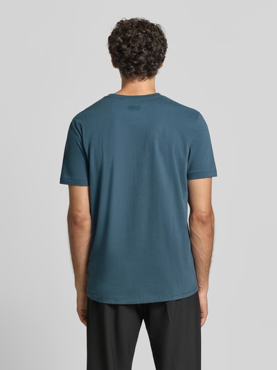 Männermodel trägt T-Shirt mit Rundhalsausschnitt Modell 'CIDANI' von CINQUE, reine Baumwolle, gerade Schnittform, Rückenansicht, Ganzkörperansicht Rückansicht.