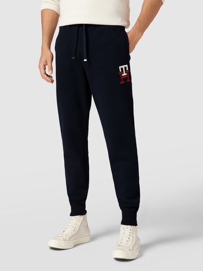 Tommy Hilfiger Spodnie dresowe z wyhaftowanym logo model ‘ESSENTIAL MONOGRAM’ Granatowy 4