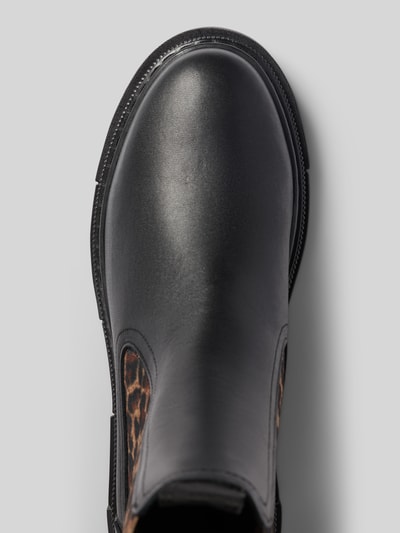 Produktfoto, Chelseas aus echtem Rindsleder von Tamaris, schwarze Oberfläche, runde Form, seitliche Leo-Textur, Damen Chelseas von Tamaris