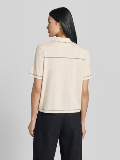 Frauenmodel trägt Regular Fit Hemdbluse mit Viskose-Kaschmir-Anteil von Marc Cain in Creme, Kurzarm, Strick-Optik, Rückenansicht, Ganzkörperansicht Rückansicht. Baumwoll-Mix, Hemdblusenkragen, Rückenlänge 51 cm, Ärmellänge 24 cm bei Größe 36.