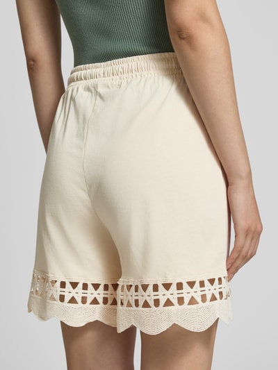 Frauenmodel trägt Regular Fit Shorts aus reiner Baumwolle Modell 'GABBY' von Vero Moda, Optik: Unifarben, elastischer Bund, Jersey, Ganzkörperansicht Rückansicht.