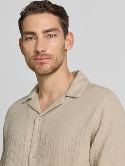 Männermodel trägt Relaxed Fit Freizeithemd mit Strukturmuster von Lindbergh in Beige mit Reverskragen, reine Baumwolle, Nahaufnahme Oberkörper.