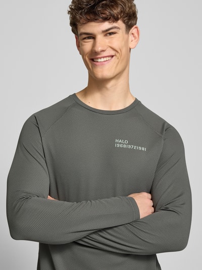 Mannenmodel draagt Longsleeve met Label-Print model 'SORONA' van HALO, regular fit, ronde hals, fijne textuur, Nahaufnahme bovenlichaam.