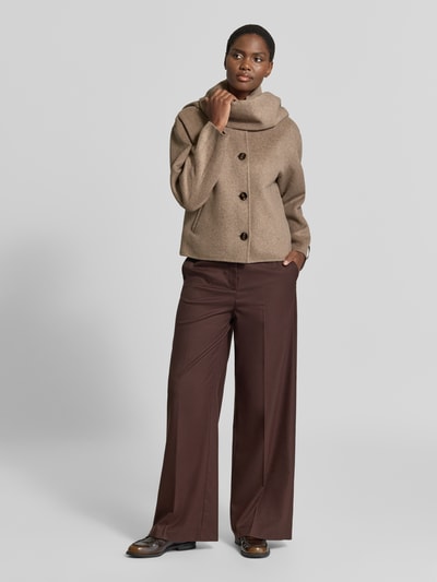 Vrouwenmodel draagt Jacke aus Woll-Mix mit Schal van comma, bruin-beige tinten, recht model, ronde hals, knoopsluiting, sjaal, mix van wol en viscose, maten: ruglengte 50 cm, schouderbreedte 46 cm, borstwijdte 55 cm, mouwlengte 57 cm, volledige lichaamsweergave van voren.
