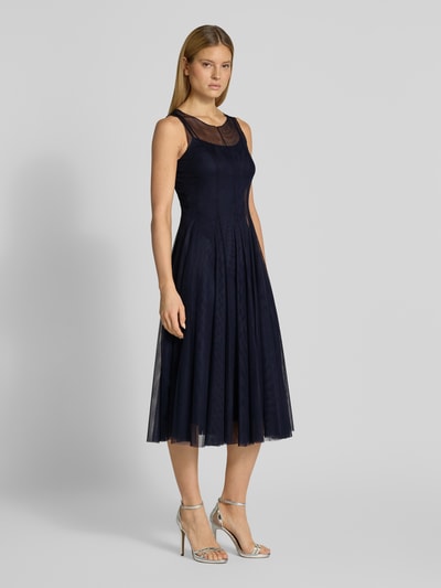 Frauenmodel trägt Cocktailkleid mit Rundhalsausschnitt von V by Vera Mont, Tüll, A-Linie, Midikleid, Rückenlänge 118 cm, Brustweite 36 cm, Ganzkörperansicht von vorne.
