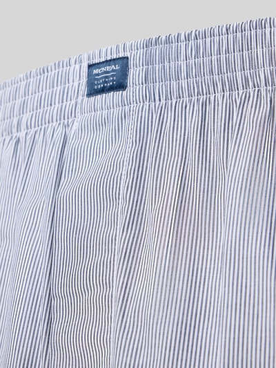 Produktfoto, Boxershorts mit Label-Detail im 3er-Pack von MCNEAL, feine blaue und weiße Streifen, Baumwolle, Regular Fit, Nahaufnahme, dezente Struktur